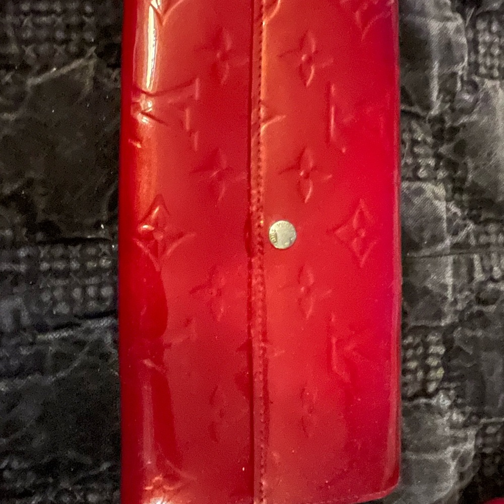 Louis Vuitton Vintage Sarah Monogram Vernis Long Wallet in Red Patent Leather.
